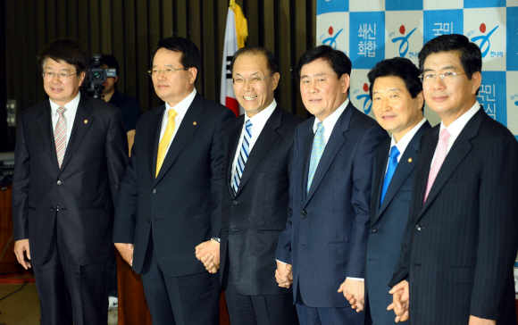 한나라당 원내대표 경선을 하루 앞둔 20일 초선 의원들이 마련한 토론회에서 원내대표 및 정책위의장 후보들이 인사하고 있다. 왼쪽부터 ‘이종구-정의화’ 후보, ‘황우여-최경환’ 후보, ‘안상수-김성조’ 후보. 김명국기자 daunso@seoul.co.kr