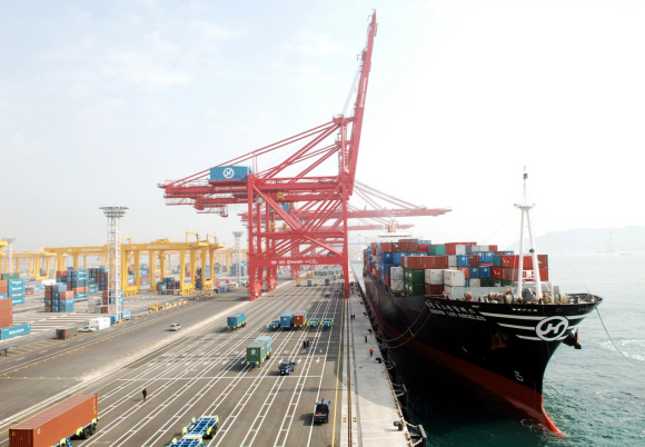 20일 부산신항 2-1단계 컨테이너부두인 ‘한진해운 신항만’에서 국내 최초로 동시에 2개의 컨테이너를 운반할 수 있는 갠트리 크레인이 짐을 싣고 있다. 