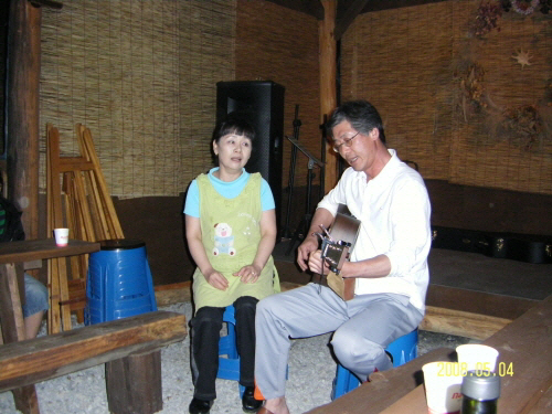 강원 정선에서 3년째 이웃을 위한 ‘산골음악회’를 열고 있는 윤효순(왼쪽)·안영훈씨 부부. 