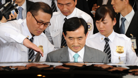 申의 선택은?  20일 퇴근길에 이례적으로 모습을 나타낸 신영철(가운데) 대법관이 차에 오르고 있다. 신 대법관은 잇따른 판사회의 개최 등 소장 판사들의 움직임과 관련, 심경을 묻는 기자들의 질문에 “목이 아파서…”라고만 답했다. 안주영기자 jya@seoul.co.kr 