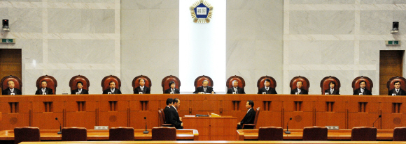 21일 이용훈(가운데) 대법원장이 회생 불가능한 환자의 인공호흡기 제거를 허용하라는 존엄사 인정 취지의 대법원 전원합의체 판결 합의문을 읽고 있다. 양창수(왼쪽 첫 번째)·안대희(왼쪽 두 번째)·김능환(왼쪽 세 번째)·이홍훈(왼쪽 네 번째) 대법관은 환자가 사망 과정에 진입했다고 보기 어렵다며 반대의견을 냈다. 류재림기자 jawoolim@seoul.co.kr