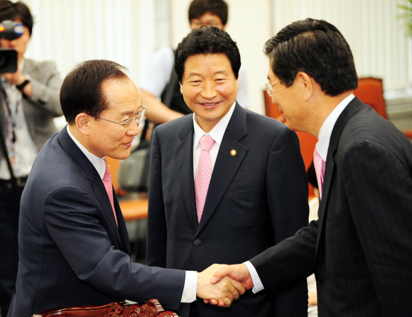 한나라 안상수(가운데) 원내대표와 김성조(오른쪽) 정책위의장이 22일 자유선진당 이회창 총재를 찾아가 신임인사를 하고 있다. 이호정기자 hojeong@seoul.co.kr