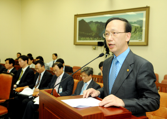 현인택 통일부장관이 22일 국회 외교통상통일위원회 전체회의에서 개성공단 사태와 관련한 의원들의 질의에 답하고 있다. 이호정기자 hojeong@seoul.co.kr