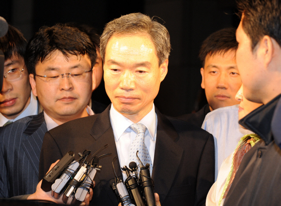 ‘박연차 게이트’ 수사가 막바지로 치닫고 있는 가운데 검찰에 소환돼 조사를 받은 이택순(왼쪽 사진 가운데) 전 경찰청장이 22일 새벽 침통한 표정으로 대검청사를 나서고 있다. 도준석기자 pado@seoul.co.kr