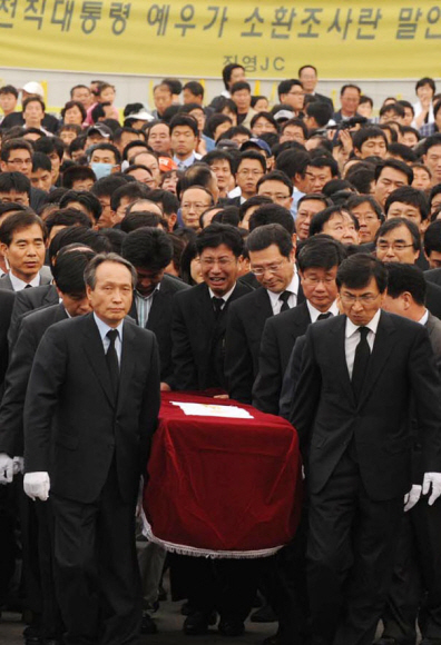 23일 오후 이병완(앞줄 왼쪽), 안희정(오른쪽) 등 노무현 전 대통령의 측근 인사들이 경남 김해 봉하마을로 시신을 옮기고 있다.  김해 특별취재팀 daunso@seoul.co.kr 