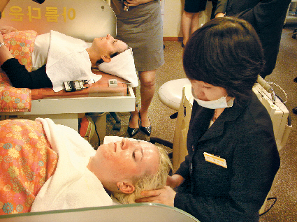 지난 1일부터 해외환자 유치·알선행위가 허가돼 본격적으로 의료관광에 뛰어드는 관광업체와 의료기관이 늘고 있다. 사진은 외국인 관광객들이 서울 강남의 한 피부과의원에서 미용치료를 받고 있는 모습.  서울신문 포토라이브러리