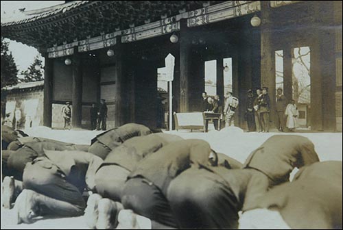 조선의 마지막 황제 순종의 국장에서 학생들이 빈전이 있는 창경궁 앞에서 곡을 하고 있다.  2006 이혜원