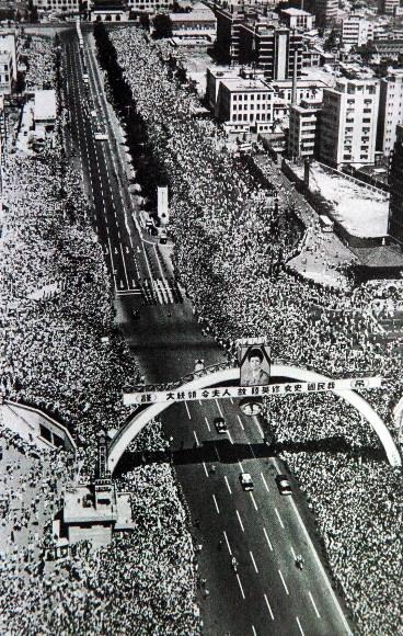 1974년 8월 19일 수십만명의 조문 인파가 국민장을 치른 육영수 여사의 운구 행렬이 지나가는 서울 태평로 양쪽에 운집해 있다. 서울신문 포토라이브러리