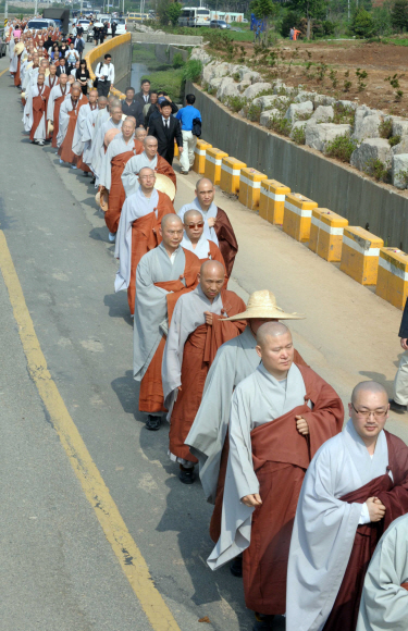 노무현 전 대통령의 분향소에는 각계 각층의 추모객들이 몰려들었다. 24일 경남 김해시 봉하마을의 빈소로 가는 길에 해인사 승려들이 길게 줄서 분향순서를 기다리고 있다.  김해 특별취재팀 daunso@seoul.co.kr