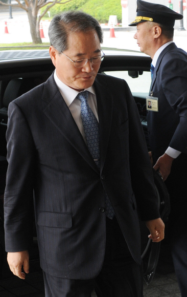 출근하는 임 총장 노무현 전 대통령 서거와 관련, 검찰 수사에 대한 비난 여론이 일고 있는 가운데 임채진 검찰총장이 24일 굳게 입을 다문 채 서울 서초동 대검찰청으로 출근하고 있다. 손형준기자 boltagoo@seoul.co.kr