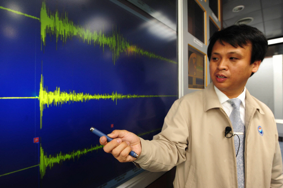 북한의 2차 핵실험 사태와 관련해 25일 기상청 국가지진센터 관계자가 핵실험으로 생긴 인공 지진 파형에 대해 설명하고 있다. 안주영기자 jya@seoul.co.kr