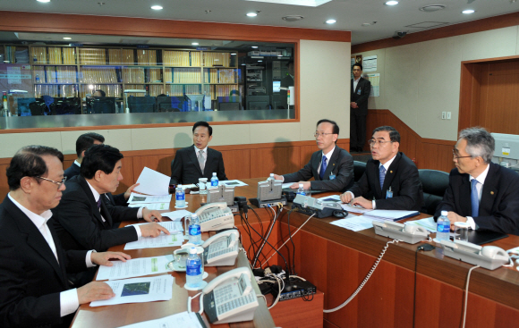 李대통령, NSC 주재 이명박(가운데) 대통령이 북한의 2차 핵실험이 이뤄진 직후인 25일 오후 청와대에서 긴급 국가안전보장회의(NSC)를 주재하고 있다. 청와대 제공