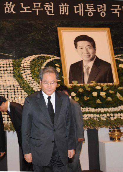 임 검찰총장 사표 반려 임채진 검찰총장이 25일 오전 서울 신문로 역사박물관에 마련된 노무현 전 대통령의 분향소를 찾아 조문을 마친 뒤 심경을 묻는 기자들의 질문에 입을 굳게 다문 채 걸어 나오고 있다. 임 총장은 노 전 대통령 서거 당일인 23일 법무부 장관에게 사직서를 제출했지만 반려됐다. 안주영기자 jya@seoul.co.kr