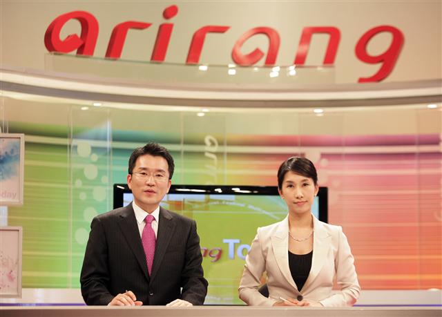 ‘아리랑 투데이’를 진행하는 김기호(왼쪽), 민선희 MC. 