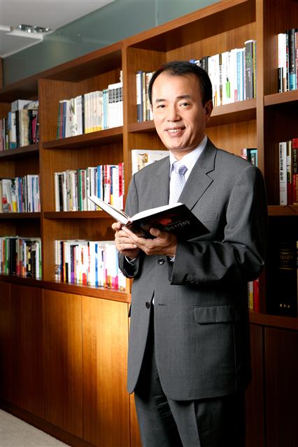 김성룡 교보문고 대표이사는 26일 기자간담회에서 ‘바로드림 서비스’, ‘인터넷문학미술관’ 등을 설명하며 “온·오프라인 서점의 차별화를 모색해 서점의 미래형 모델을 제시하겠다.”고 강조했다. 교보문고 제공 