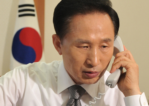 이명박 대통령이 26일 오전 청와대 집무실에서 버락 오바마 미국 대통령과 전화하며 북한의 2차 핵실험과 미사일 발사 등에 대한 공동 대응 방안을 논의하고 있다. 청와대 제공