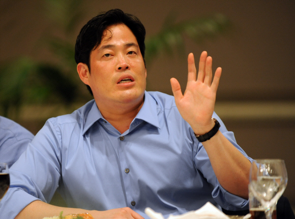 정용진 신세계 부회장이 ‘2009 PL 박람회’ 참석을 앞두고 26일 독일 뒤셀도르프에서 기자간담회를 갖고 있다. 뒤셀도르프 사진공동취재단 