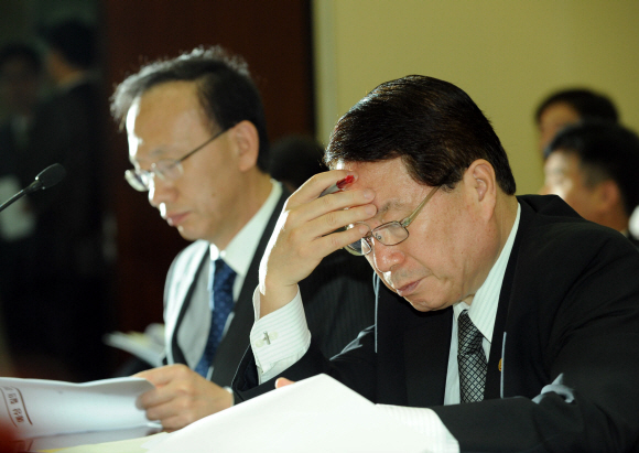 유명환 외교통상부 장관이 26일 국회 외교통상통일위원회에 출석, 이마에 손을 댄 채 답변을 준비하고 있다. 왼쪽은 현인택 통일부 장관. 이호정기자 hojeong@seoul.co.kr 