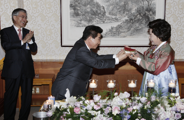 권여사 회갑 축하연  노무현 전 대통령이 2008년 1월 권양숙 여사 회갑 축하연에서 하트 모양의 장미꽃을 선물하고 있다. 국민장 장의위원회 제공