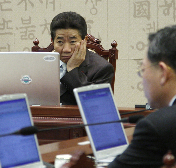 2007년 12월 3일 수석보좌관 회의에 참석한 노무현 전 대통령이 턱에 손을 괴고 어딘가를 응시하고 있다.