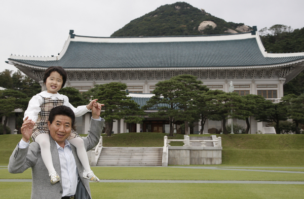 손녀를 태우고  노무현 전 대통령이 2007년 9월 청와대 경내에서 손녀를 무등태우고 있다.