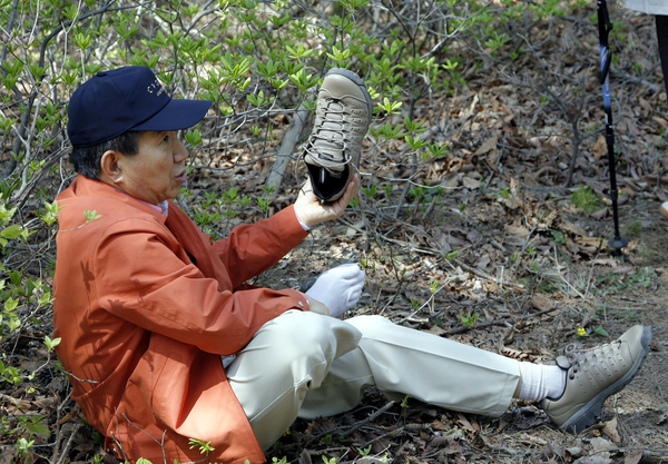 2007년 4월 28일 노무현 전 대통령이 대관령 휴양림에서 신발 속 이물질을 털어내고 있다.