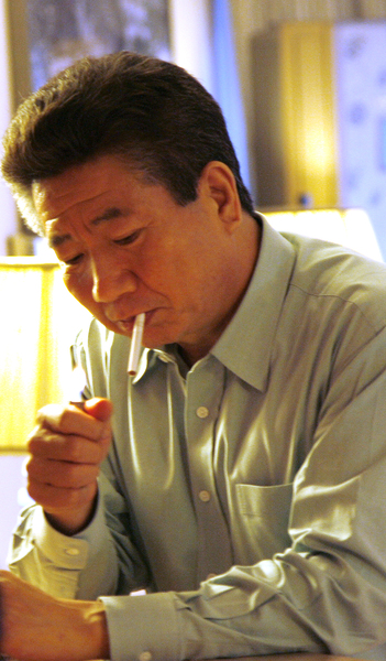 노무현 전 대통령이 2007년 4월 27일 담배를 피우고 있다.