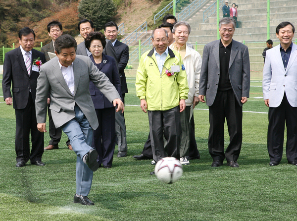 노무현 전 대통령이 2007년 4월 8일 부산상고 동문 체육대회에서 시축을 하고 있다.