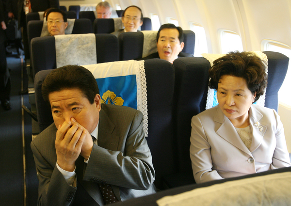 노무현 전 대통령이 2007년 1월 뉴질랜드로 가는 공군 항공기 안에서 귀막힘 현상을 해소하느라 애쓰는 모습.