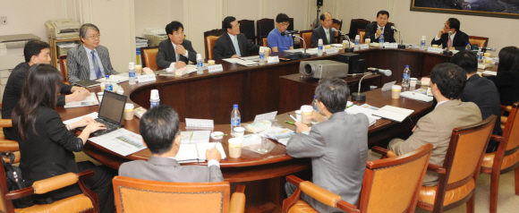 27일 본사 6층 회의실에서 열린 29차 독자권익위원회의에서 위원들이 서울신문의 특화지면과 주요 보도내용에 대한 충실한 후속보도 필요성 등 개선돼야 할 점에 대해 의견을 나누고 있다. 안주영기자 jya@seoul.co.kr