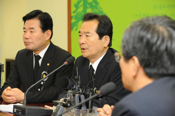 민주당 정세균(가운데) 대표가 27일 오후 서울 영등포 민주당사에서 기자간담회를 갖고 노무현 전 대통령의 서거에 대해 “책임질 사람이 책임져야 한다.”고 말하고 있다. 류재림기자 jawoolim@seoul.co.kr