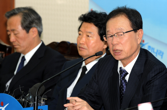 한나라당 박희태(오른쪽) 대표가 27일 오전 서울 여의도 당사에서 열린 최고위원·중진회의에서 북한 핵실험 등에 대한 정부의 안정적인 대응을 당부하고 있다. 류재림기자 jawoolim@seoul.co.kr