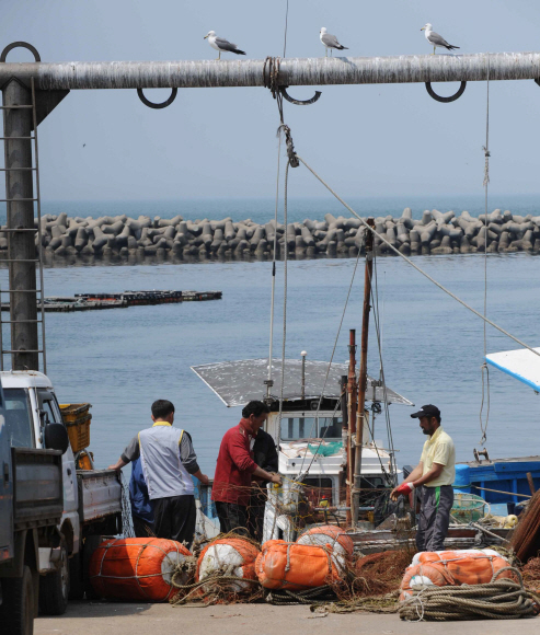 28일 인천 옹진군 백령도의 두무진항포구에서 어민들이 조업을 위해 어구를 손질하고 있다. 백령도 안주영기자 jya@seoul.co.kr