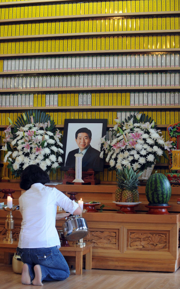 노무현 전 대통령의 영결식을 하루 앞둔 28일 유해가 임시 안치될 경남 김해시 봉화산 정토원에 제단이 마련되고 있다.  김해 정연호기자 tpgod@seoul.co.kr