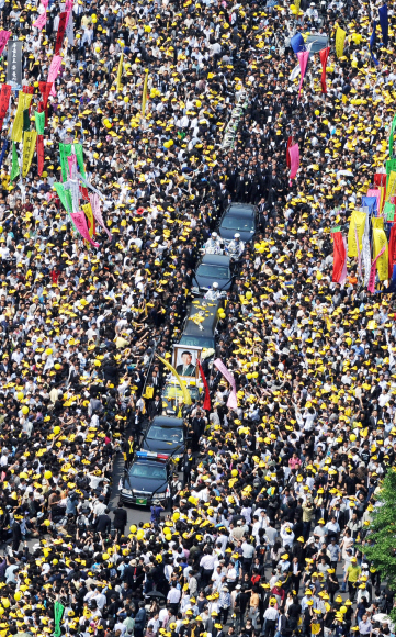 고(故) 노무현 전 대통령의 국민장이 치러진 29일 서울시청 앞 서울광장에서 노제를 마친 운구행렬이 화장을 하기 위해 서울역을 거쳐 수원의 연화장으로 이동하고 있다. 이날 광화문과 서울광장 일대에는 고인의 마지막 가는 길을 배웅하기 위해 몰려든 수십만명의 인파로 ‘노란 물결’을 이뤘다. 류재림기자 jawoolim@seoul.co.kr