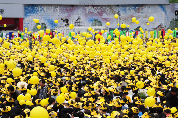 29일 고(故) 노무현 전 대통령 국민장 영결식이 끝난 뒤 서울광장에서 열린 노제에서 추모객들이 노란 풍선을 날리고 있다 손형준기자 boltagoo@seoul.co.kr