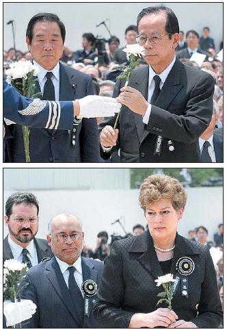 헌화하는 후쿠다 前총리·주한미대사