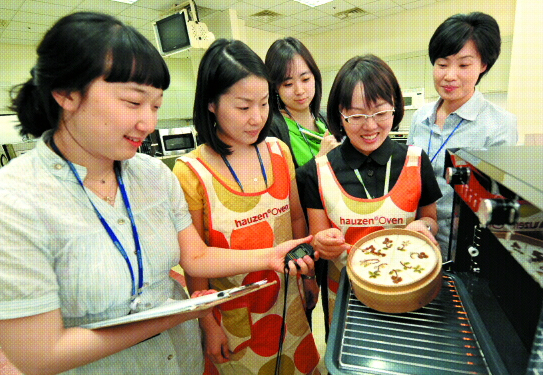 삼성전자 식문화연구센터 연구원들이 지난 29일 스팀오븐으로 갓 만들어낸 백설기의 상태를 꼼꼼하게 살펴보고 있다. 왼쪽부터 한나경·정진희·김혜선·구선희·김현숙 연구원. 수원 정연호기자 tpgod@seoul.co.kr