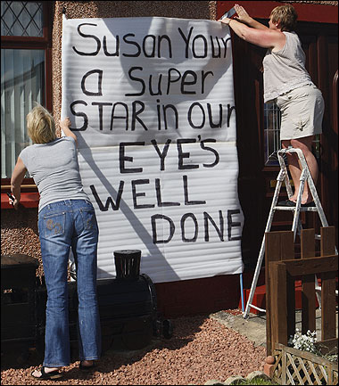 ‘우리 눈에 넌 최고의 스타야.잘했어.’라고 적힌 플래카드를 내다 붙이는 보일의 이웃 주민들.’더 선’ 홈페이지.