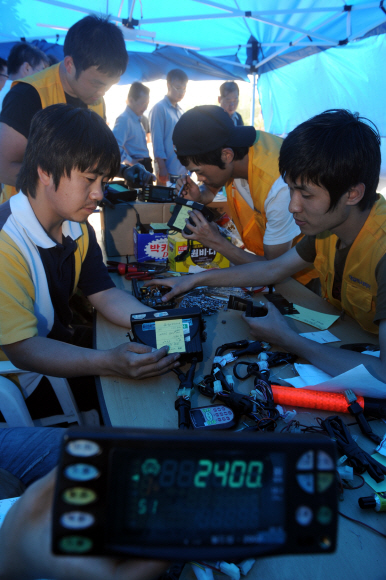 서울·인천지역 택시요금이 인상된 1일 인천 석남동의 한 택시미터기 제조회사 직원들이 미터기 기본요금을 1900원에서 2400원으로 올리는 작업을 하고 있다. 도준석기자 pado@seoul.co.kr 