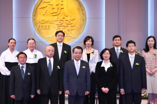 호암상 수상자들이 1일 시상식 후 포즈를 취하고 있다. 뒷줄 왼쪽부터 박청수 교무 동반자와 박 교무, 황준묵 교수 부부, 정덕균 교수 부부. 아랫줄 왼쪽부터 신경림 시인, 이현재 호암재단 이사장, 한승수 국무총리, 김빛내리 교수 부부. 삼성 제공