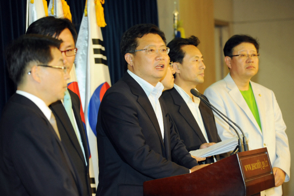 한나라당 정태근(가운데 말하는 이) 의원을 비롯해 친이계 소장파 의원 7명이 2일 오후 국회에서 기자회견을 열어 “대탕평의 정치와 인사를 위해 조기 전당대회를 열어야 한다.”고 밝히고 있다. 이호정기자 hojeong@seoul.co.kr