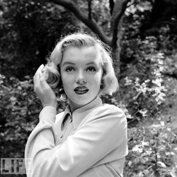 머리를 손질하고 있는 먼로. 원래 먼로의 머리색은 갈색이었으나 모델시절 소속사가 금발을 원한다는 말을 듣고 금발로 염색한 것으로 알려졌다.