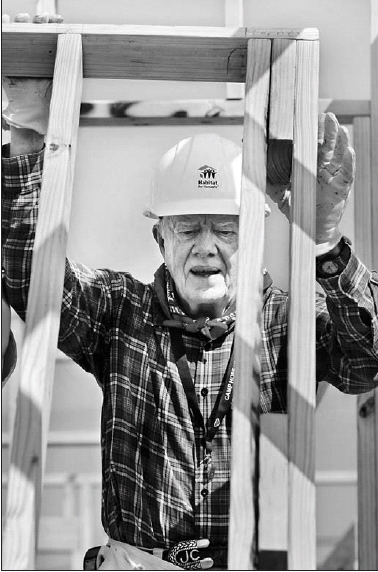 허리케인 피해자 돕고 지미 카터 전 미국 대통령이 2007년 5월 루이지애나주 바이올렛에서 허리케인 카트리나 피해자들을 위한 집짓기 공사에 동참하고 있다. 서울신문 포토라이브러리