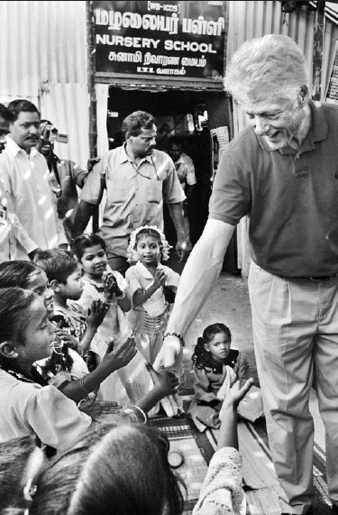 쓰나미 현장 달려가고 2005년 5월 유엔 쓰나미 특사 자격으로 서남아 4개국을 순방 중인 빌 클린턴 전 미국 대통령이 인도 나가파티남의 쓰나미 피해지역 어린이들을 만나고 있다. 서울신문 포토라이브러리