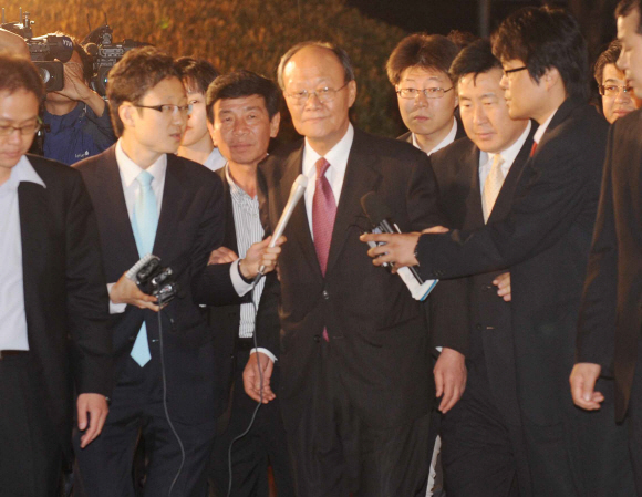 2일 밤 사전구속영장이 기각된 천신일 세중나모 회장이 서울 서초동 대검찰청사를 나와 기자들에게 둘러싸인 채 귀가하고 있다. 안주영기자 jya@seoul.co.kr