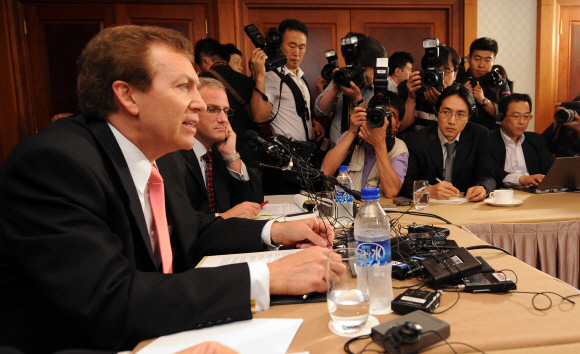 2일 오전 마이클 그리말디(왼쪽) GM대우 사장이 서울 밀레니엄힐튼호텔에서 기자회견을 갖고 GM대우 진로에 대해 입장을 밝히고 있다. 정연호기자 tpgod@seoul.co.kr