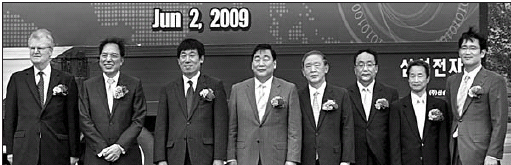 2일 삼성전자 탕정사업장에서 열린 S-LCD 두 번째 8세대 라인 양산 출하식에서 참석자들이 첫 출하를 축하하기 위해 기념 촬영을 하고 있다. 왼쪽부터 하워드 스트링거 회장, 이윤우 부회장, 장원기 CEO, 이상완 사장, 이창렬 사장, 오른쪽 맨 끝이 이재용 전무. 삼성전자 제공