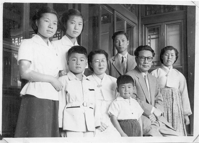 탄생 100주년을 맞는 소설가 김내성의 가족사진. 오른쪽에서 두 번째가 김내성. 그 앞이 3남 김세현 카이스트 교수. 대산문화 제공 