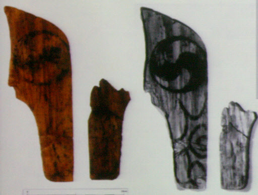 국내 최고(最古)로 확인된 7세기 초반의 태극 무늬 목제품. 일반 카메라로 촬영했을 때(왼쪽) 흐릿하게 보이던 태극 무늬가 적외선 카메라로 촬영(오른쪽)하자 선명하게 드러난다.  국립나주문화재연구소 제공 